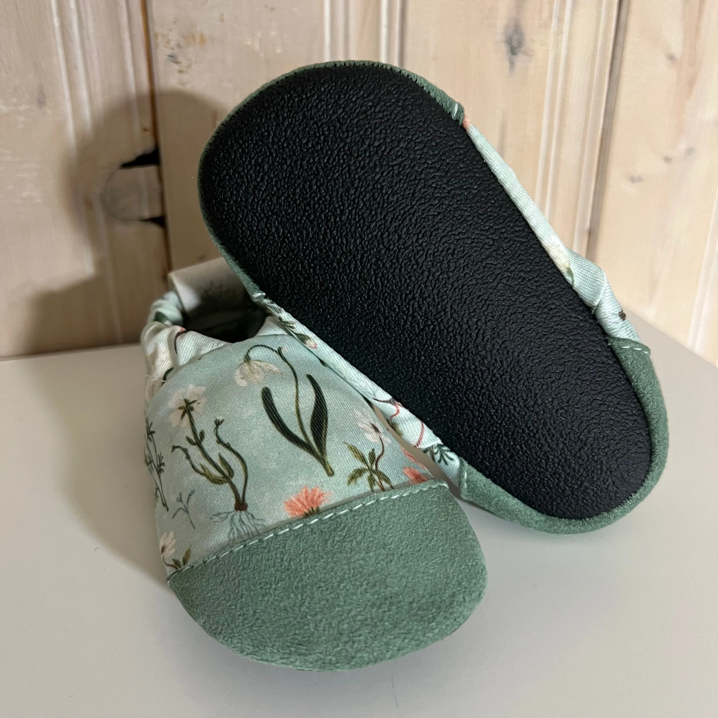Water shoes - Teal floral