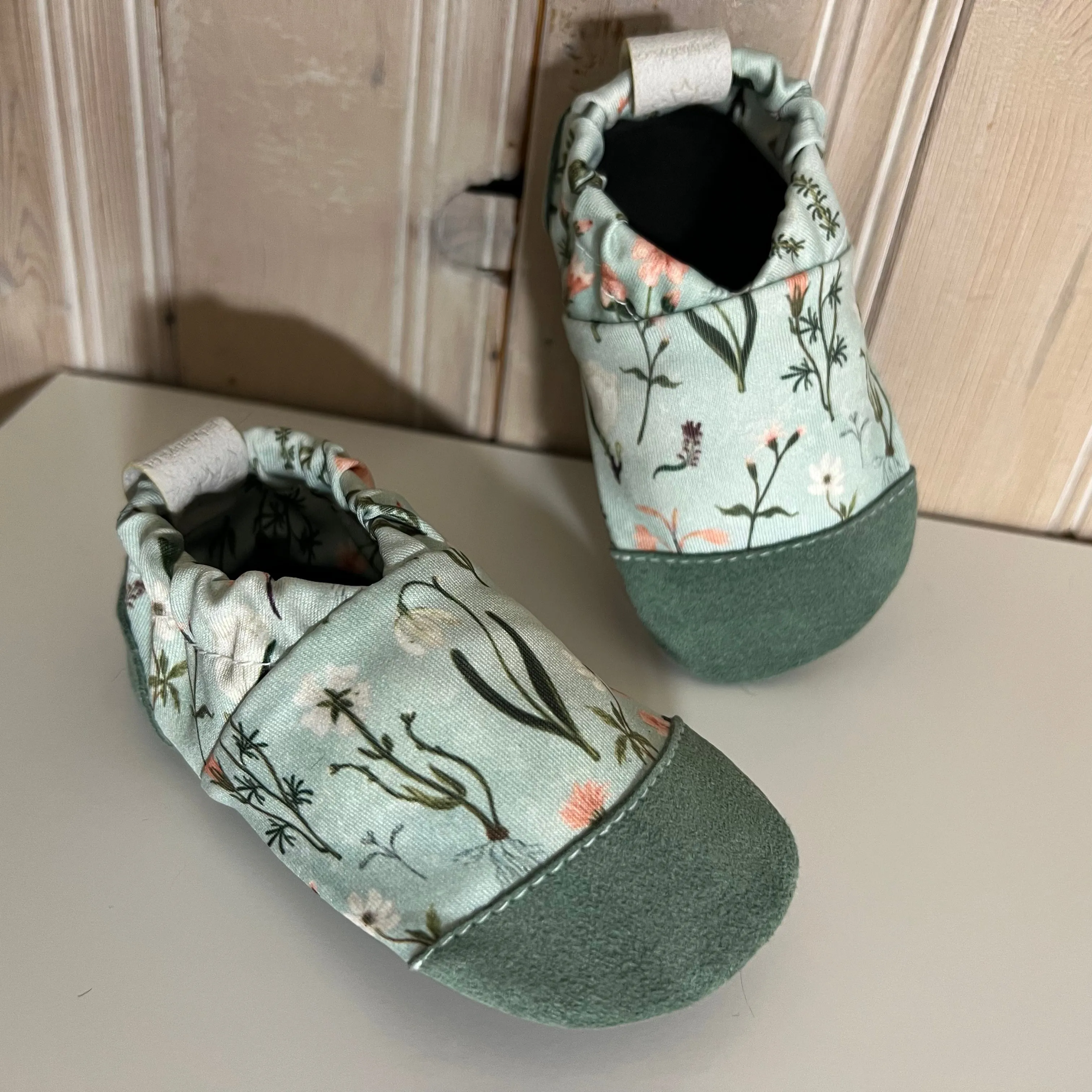 Water shoes - Teal floral